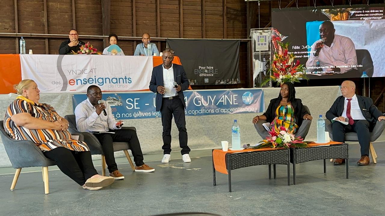 Monsieur Félix Dada, Maire de Grand-Santi, et son collaborateur Jean Abooi ont assisté le 17 janvier 2025 à un colloque qui abordait le thème de l'éducation des enfants en Guyane.  